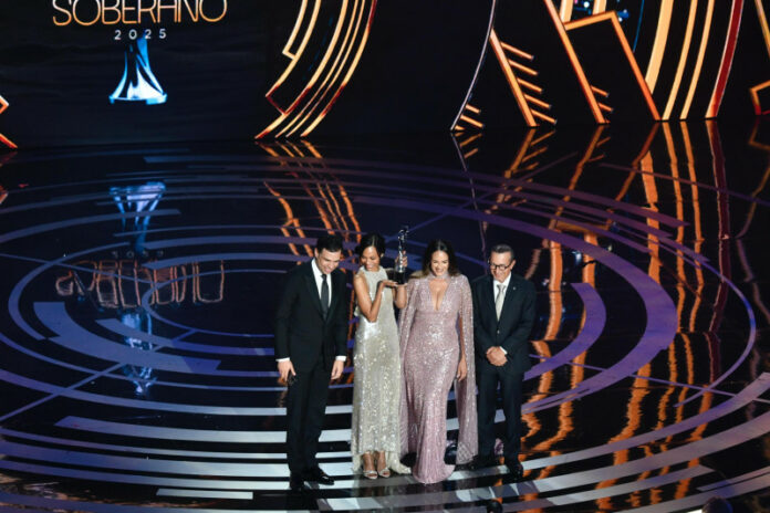 La actriz Zoe Saldaña al recibir el Gran Soberano en la edición de Premios Soberano correspondiente al 2025, entregado el martes 3 de marzo de 2025